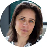 Een vrouw kijkt in de camera