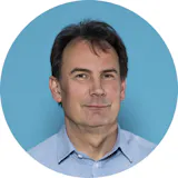 Een man kijkt in de camera