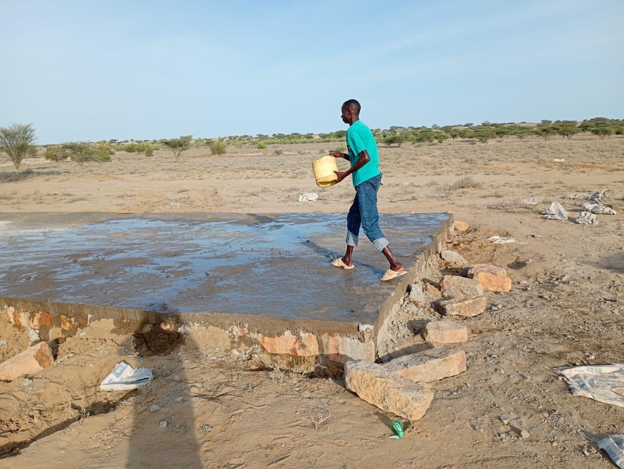 De fundatie van een schoolgebouw in Kenia