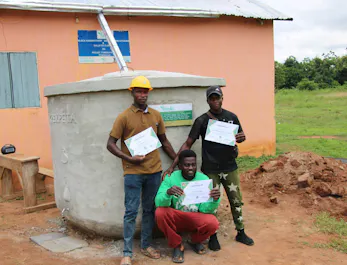 Metselaars van calabash waterputten in Togo met diploma's
