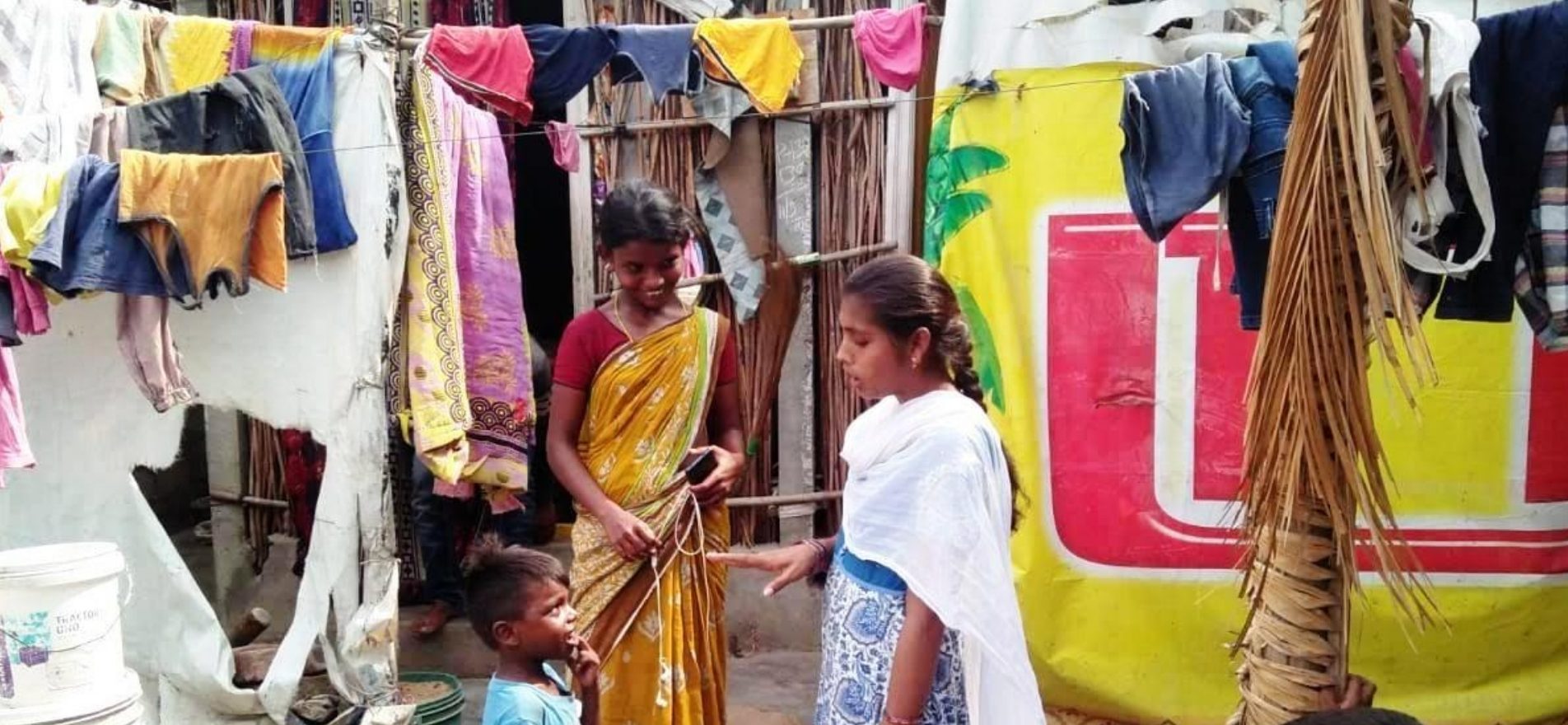 Kinderen overleggen op straat in Panchvati Colony in India