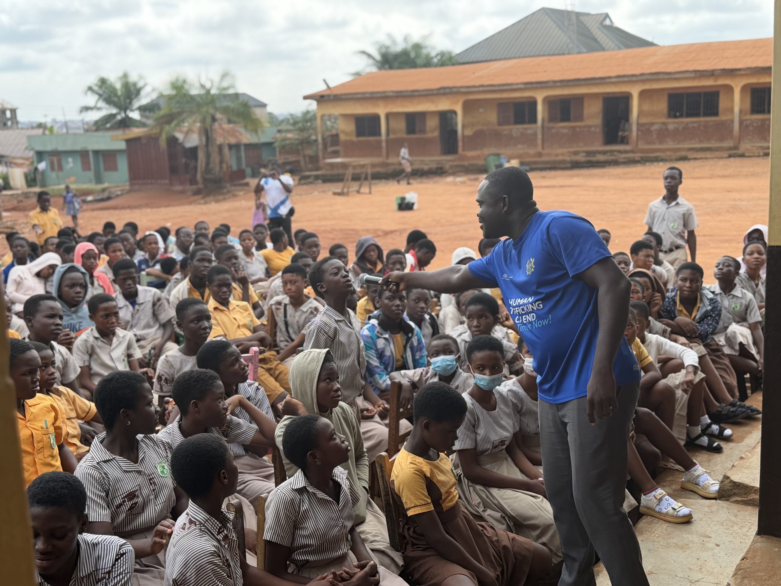 Leerlingen tijdens een vraag en antwoord sessie in Ghana